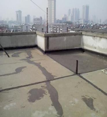 郑州经开区漏水维修 楼顶漏水是什么原因，楼顶漏水维修方法是什么?